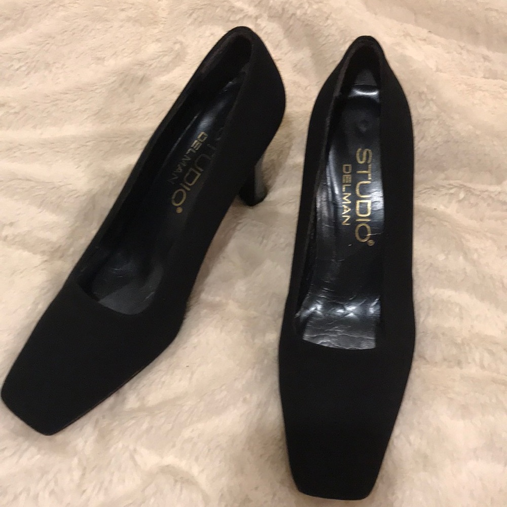 Delman Sudio black pumps